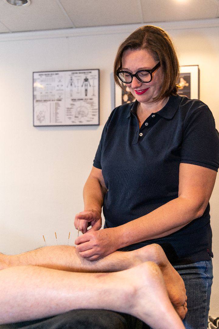 Nathalie bezig met Dry Needling